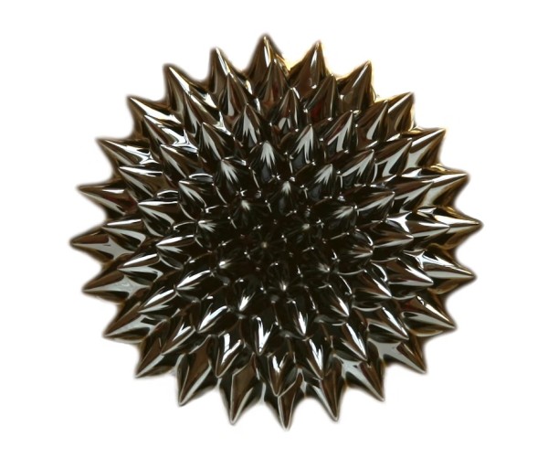 Ein Ferrofluid Igel: eine magnetische Flüssigkeit auf einem starken Magneten
