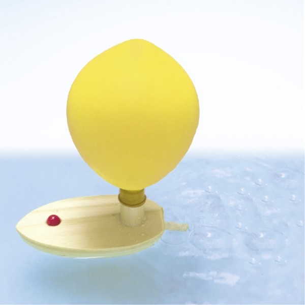 Ein klassisches Physik-Spielzeug für Kinder: Luftballon Boot aus Holz